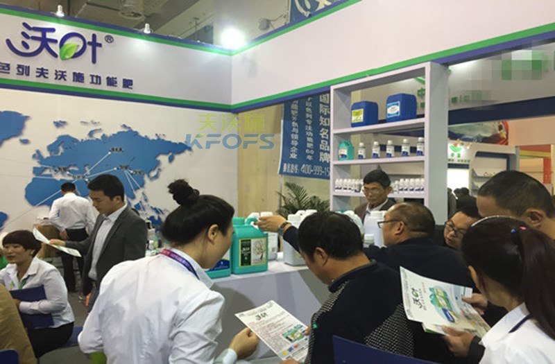 夫沃施展位中人潮涌動(dòng).jpg